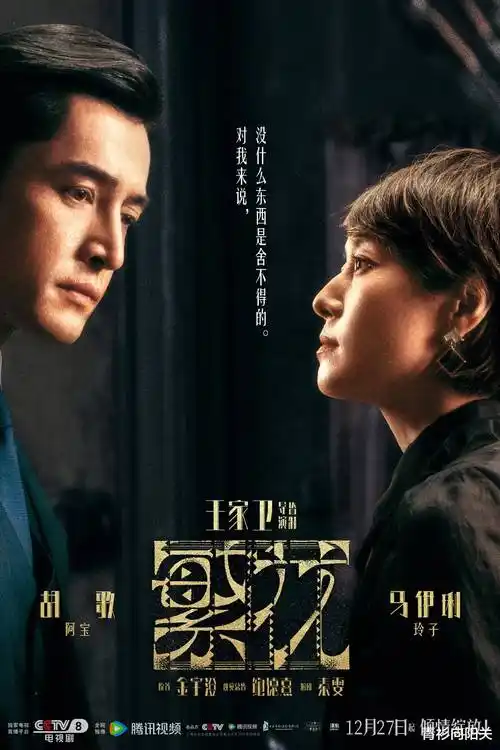 策展手记配图，柜位编号牌与深棕木质抽屉